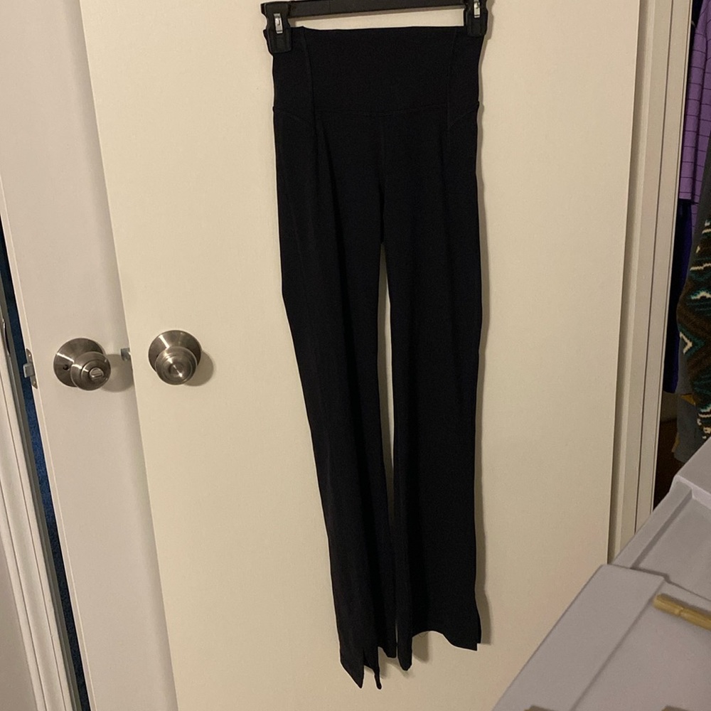 LULULEMON Groove High-Rise Split-Hem Flared Pant
Nulu size 2